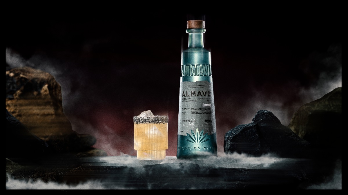 Almave, el innovador destilado de agave sin alcohol, cofundado por el siete veces campeón mundial de Fórmula 1 y emprendedor Lewis Hamilton y el Maestro Destilador Iván Saldaña de Casa Lumbre, anuncia el lanzamiento de Almave Humo, una auténtica alternativa al mezcal que combina tradición e innovación.