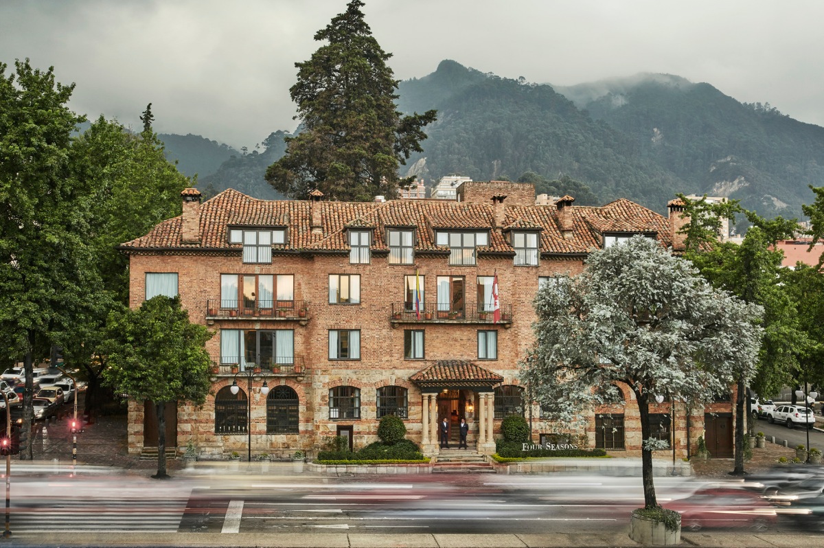Del próximo 4 de septiembre y por tiempo limitado hasta el 5 de enero del 2026, Four Seasons Hotel Casa Medina presenta INA, un exclusivo fashion pop-up store que reunirá lo mejor de la moda colombiana en un escenario único: el histórico salón Rosales del hotel. Con una selección rigurosa de diseñadores y marcas de lujo, INA será un escaparate de creatividad, autenticidad y sofisticación pensado tanto para huéspedes internacionales como para visitantes locales que buscan experiencias memorables en Bogotá.