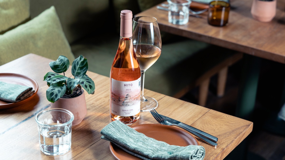 En plena temporada de hongos en México, Cepa 21 une la riqueza de su Tempranillo con la creatividad del chef Erick García, de Local 777, y la herencia de cuatro generaciones de Hongos Florencio para presentar una receta al grill que realza los aromas terrosos y umami del Hongosto, en un maridaje pensado para perdurar en la memoria.