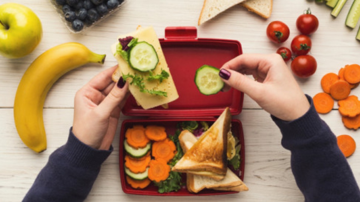 En este contexto, el etiquetado frontal se ha convertido en una herramienta práctica que ayuda a los padres a tomar decisiones más conscientes sobre la alimentación, pues los octágonos negros señalan de manera rápida y clara los alimentos con exceso de azúcares, grasas, sodio o calorías. La regulación que prohíbe la venta de productos con sellos en las escuelas refuerza esta orientación, garantizando que los niños tengan acceso a opciones más nutritivas durante su jornada escolar.