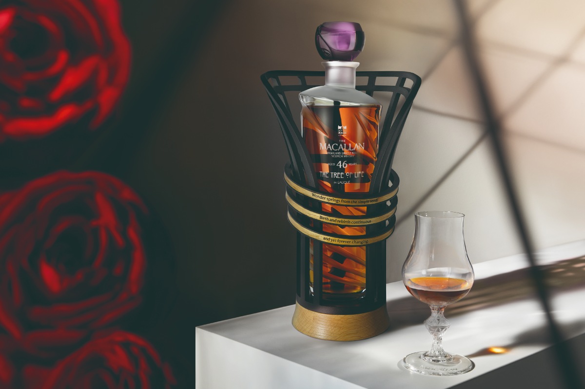 La joya de esta colección es un single malt de 46 años, madurado desde 1979 y presentado en un decantador de cristal Lalique con un diseño inspirado en el icónico vitral The Spirit of the Rose.
