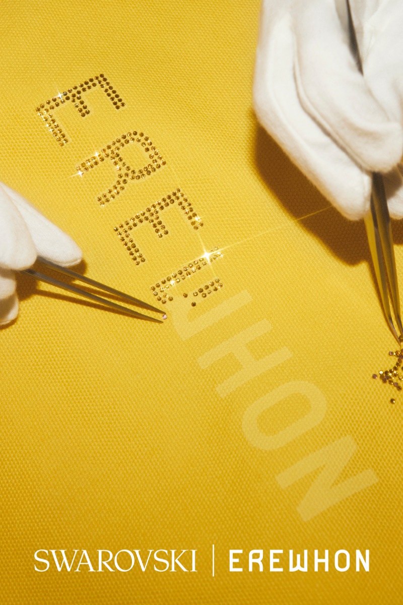 Swarovski lleva su extravagancia característica llena de alegría al mundo del bienestar a través de una colaboración exclusiva con la reconocida tienda gourmet Erewhon. Como parte de las celebraciones por el 130 aniversario de la casa austriaca y en coincidencia con la llegada de la exhibición Masters of Light – Hollywood a Los Ángeles, la colaboración presenta dos ediciones limitadas: un jugo especial y una bolsa tote con cristales.