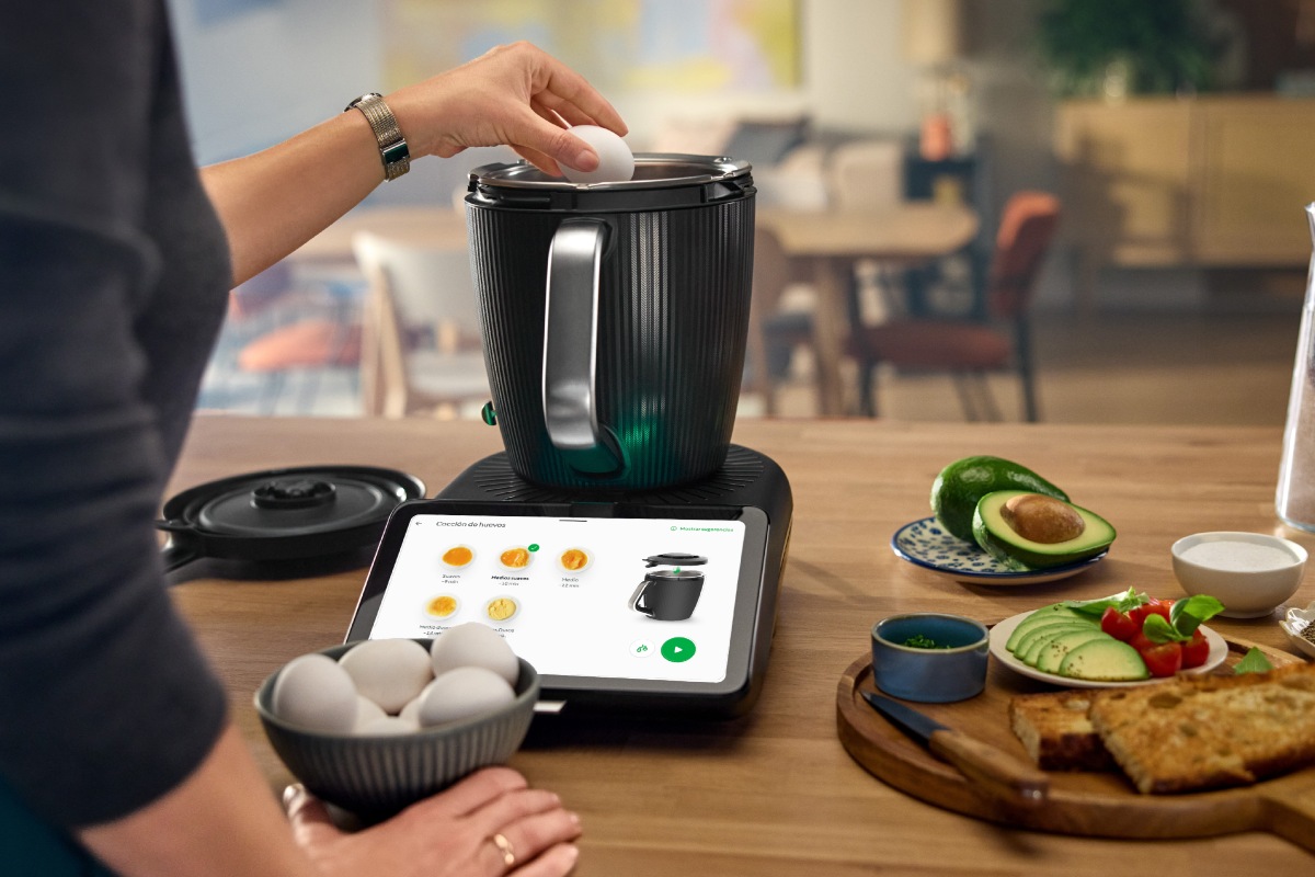La séptima generación del icónico robot de cocina de Vorwerk redefine lo que significa cocinar en casa. Más intuitiva, más elegante y más inteligente, esta nueva versión no solo simplifica el proceso culinario: lo convierte en una experiencia sensorial y profundamente humana.