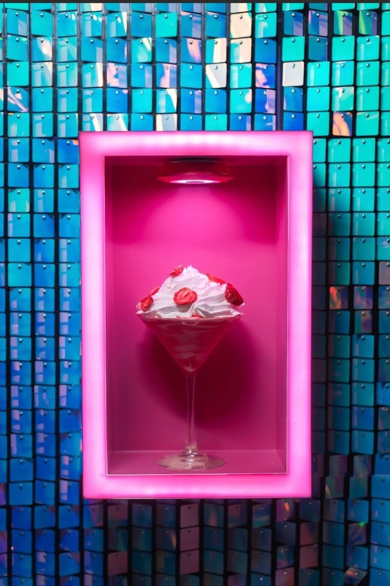 DANIELA: LA FRESITA 🍓 Este coctel está inspirado en la señora que brilla entre lujo y sofisticación, la más iconic y aesthetic, la que sabe perfecto disfrutar de la vida de una manera glam y trendy. Un drink elegante, chic y con ese toque señorial fashion.