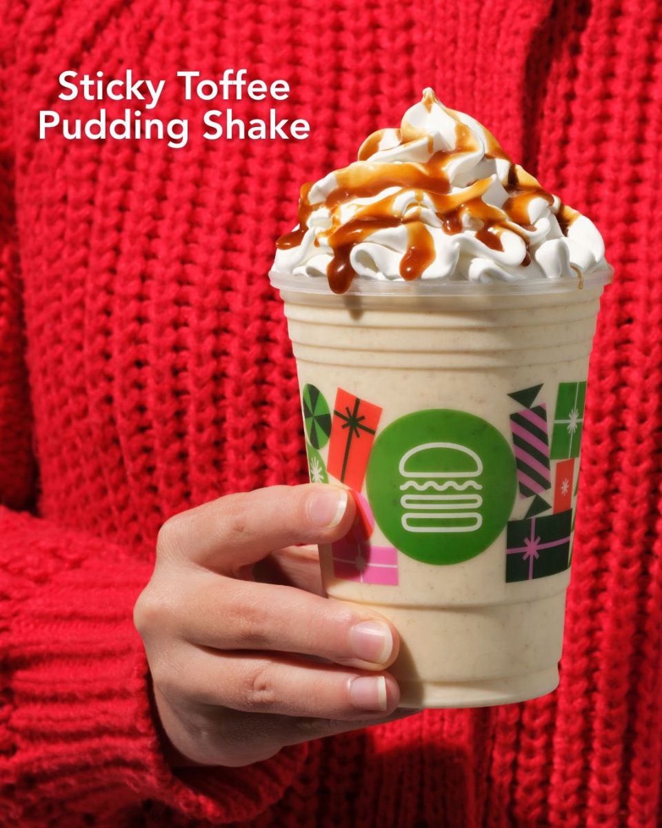 SHAKE SHACK DA LA BIENVENIDA A LA TEMPORADA MÁS DULCE CON SU NUEVA HOLIDAY SHAKE: STICKY TOFFEE PUDDING Ciudad de México, 18 de noviembre de 2025 – Esta temporada, Shake Shack se viste de espíritu navideño y presenta una creación que promete derretir corazones (y antojos): la malteada Sticky Toffee Pudding. Inspirada en uno de los postres más queridos del mundo, esta malteada combina frozen custard de vainilla con Sticky Toffee, cubierta con crema batida y salsa de Toffee. El resultado: una mezcla cremosa, dulce y llena de la magia que hace que las fiestas se sientan tan especiales.